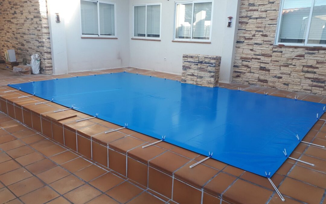 Colocar el Cobertor de Invierno en la piscina