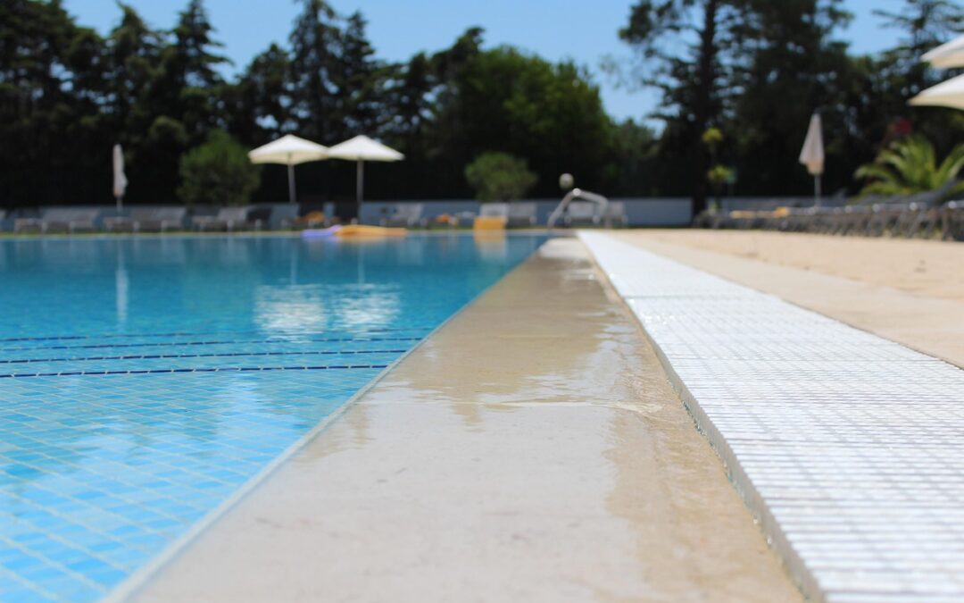 Eliminar la línea de flotación de la piscina