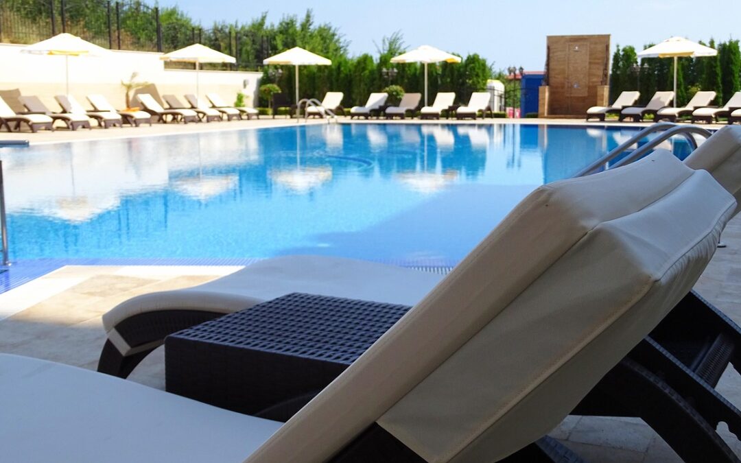 Ventajas e Inconvenientes de una piscina enterrada o elevado